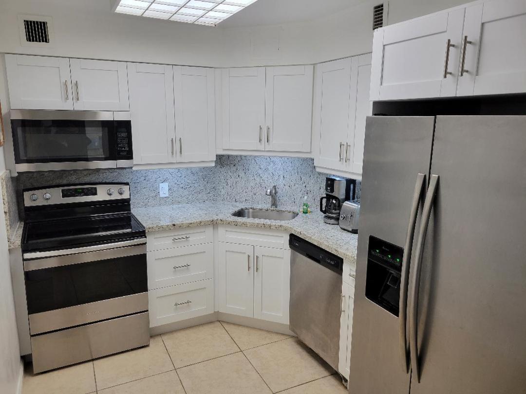 2 Bedroom 2 Bath Beachfront Condo On Miami Beach Millionaire Row Exteriör bild